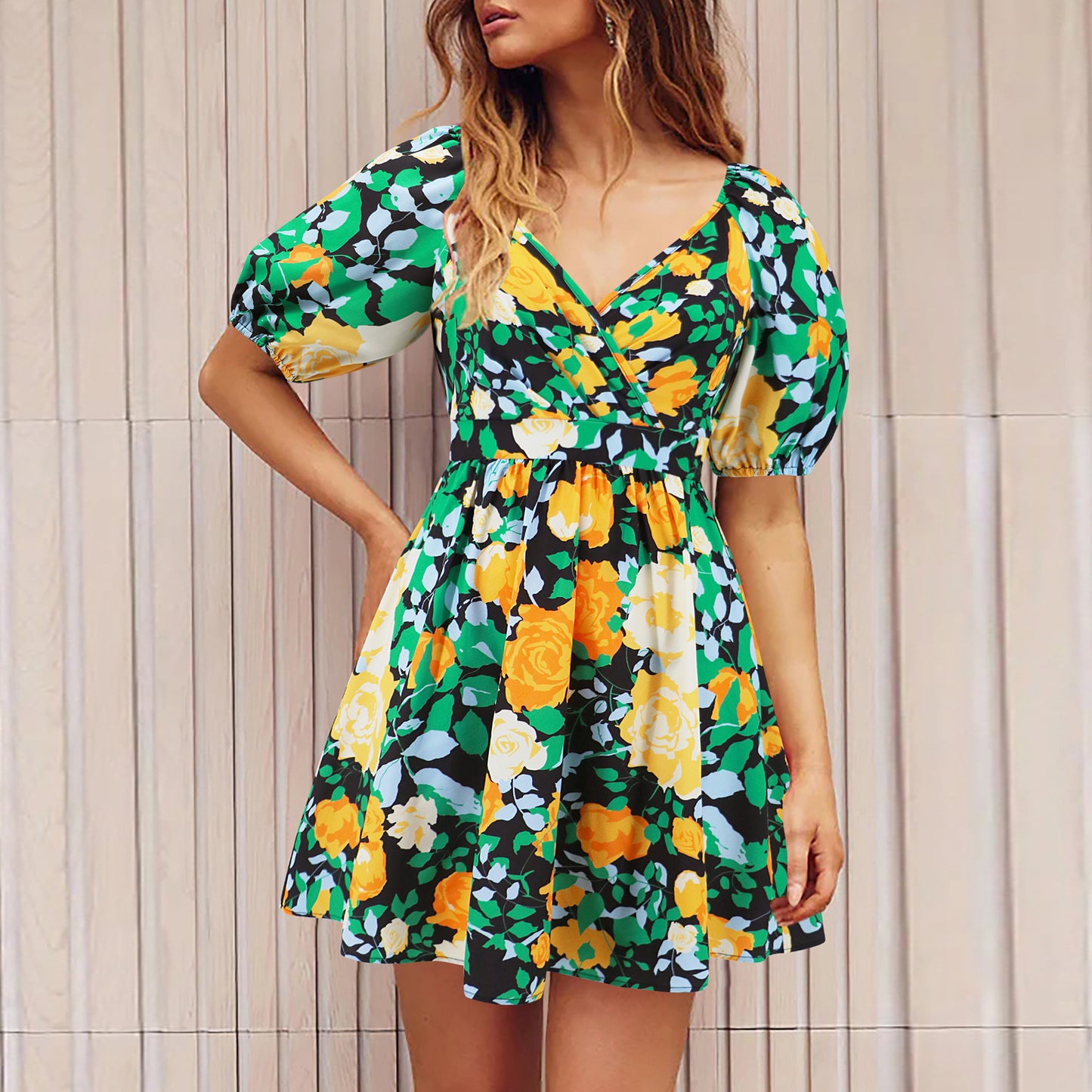 Kleid mit V-Ausschnitt und Blumen-Print